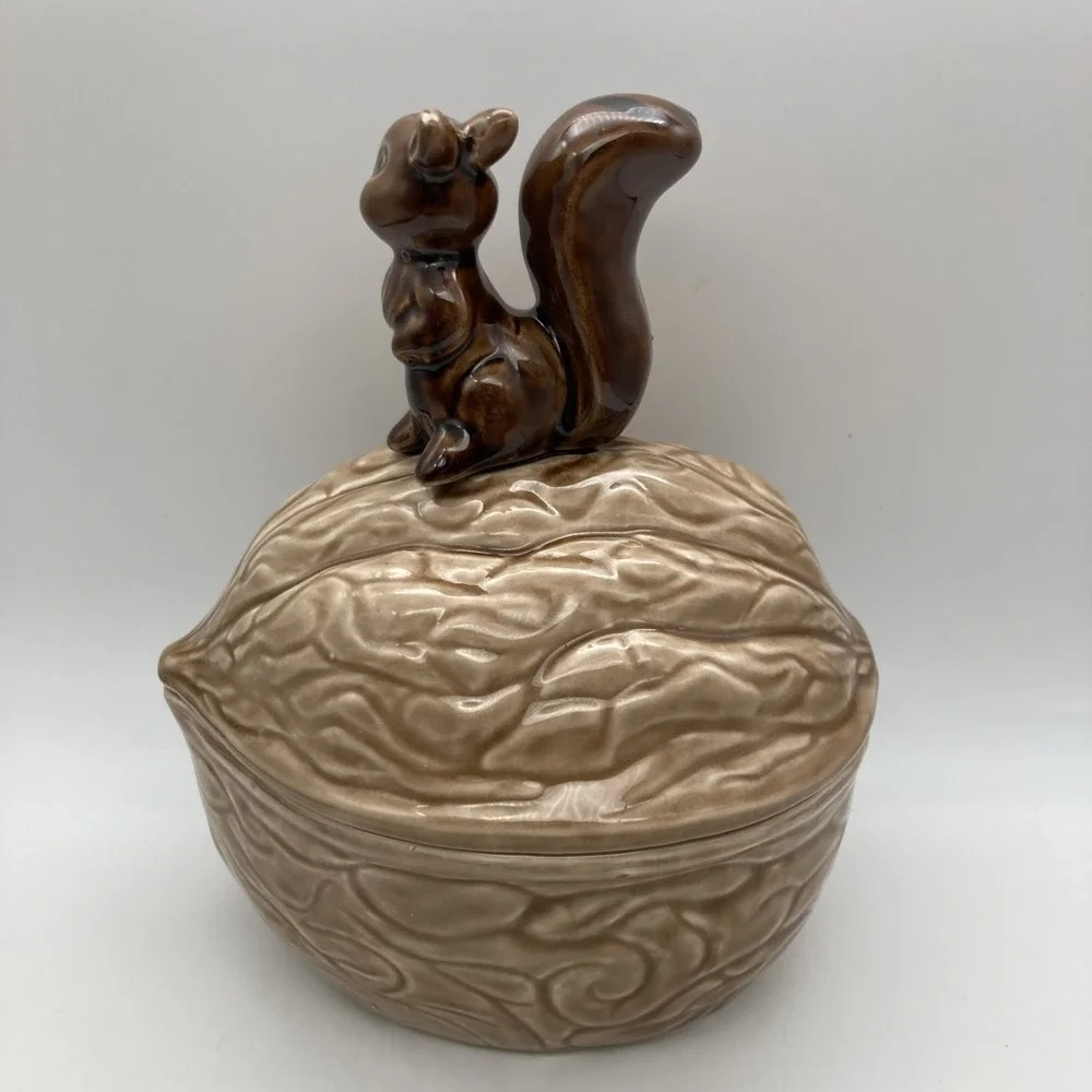 VTG SQUIRREL ON WALNUT CERAMIC DISH ARMBEE JAPAN 7.5